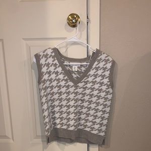 Jessica Simpson sweater vest (Size M)
